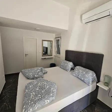 Appartement Spacious With Outdoor Swimming Pool In - Three Bedroom