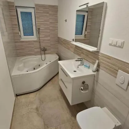 Appartement Spacious With Outdoor Swimming Pool In - Three Bedroom