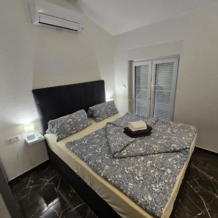 Spacious With Outdoor Swimming Pool In - Three Bedroom Appartement