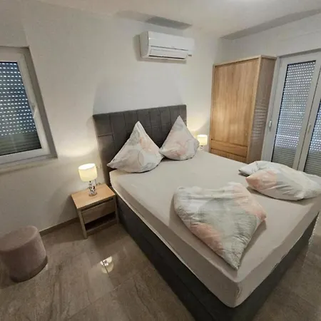 Spacious With Outdoor Swimming Pool In - Three Bedroom Apartment *