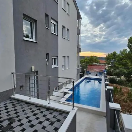 Spacious With Outdoor Swimming Pool In - Three Bedroom Trogir